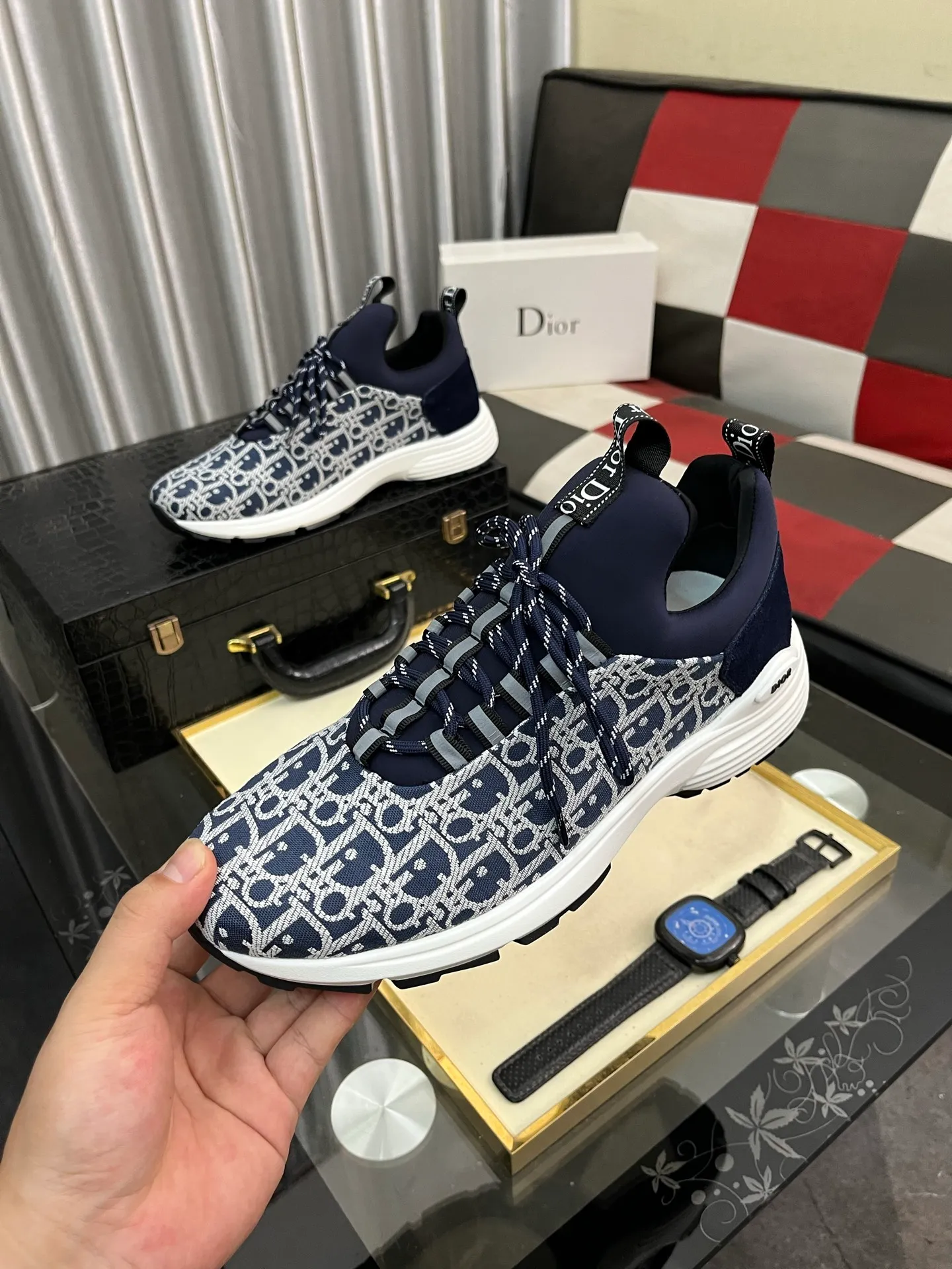 Men's Men's Shoes💰440⌚️⌚️ Dior's casual and sporty style combines the elements of dad's bag-soled shoes, successfully breaking through the dad shoe style that has been on the streets in recent years, and becoming a beautiful landscape in luxury goods. The fabric is high mercerized with breathable mesh, and the mesh on both sides of the shoe is made of three layers of composite technology. The bottom process uses package molding fabrics: imported high mercerized 🐂 cowhide stitching with original customized D-shaped mesh code number: 38-443️⃣Colors available